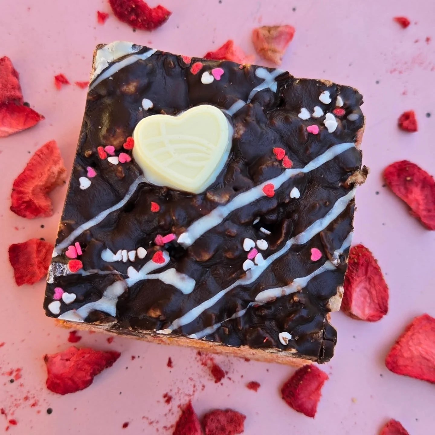 Grab a Chocolate Covered Strawberry rice krispy treat for your Valentines weekend! ❤️

- rice krispies, strawberry frosted flakes, and freeze-dried strawberries folded into
- a tart marshmallow mixture 
- with a dark chocolate topping
- white chocola