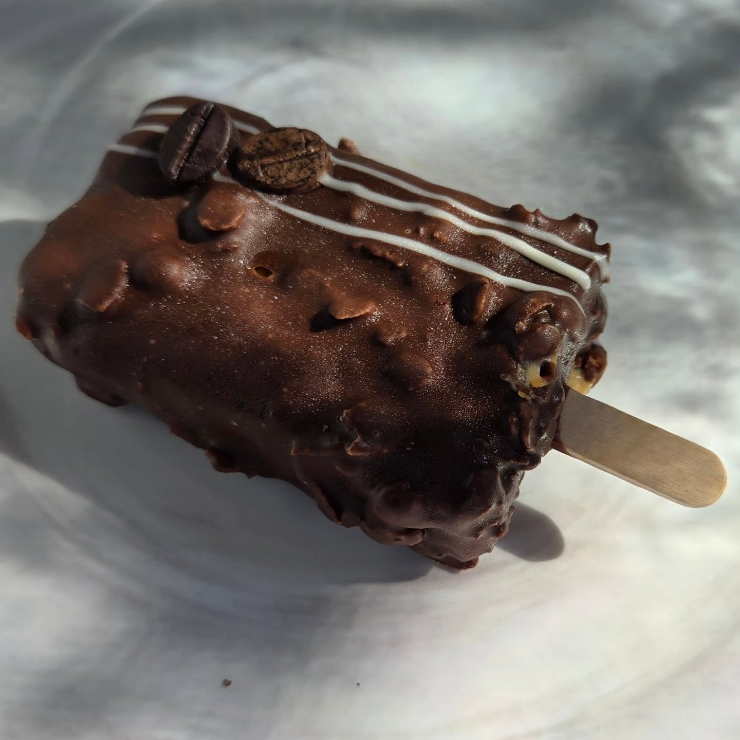 Sometimes you just need a little coffee pick-me-up.  Try our Coffee Crunch ice cream bar the next time you see us at a market.  A perfect snack while you check out all the other amazing vendors!
- caramelized coffee custard 
- dipped in a crunchy cho
