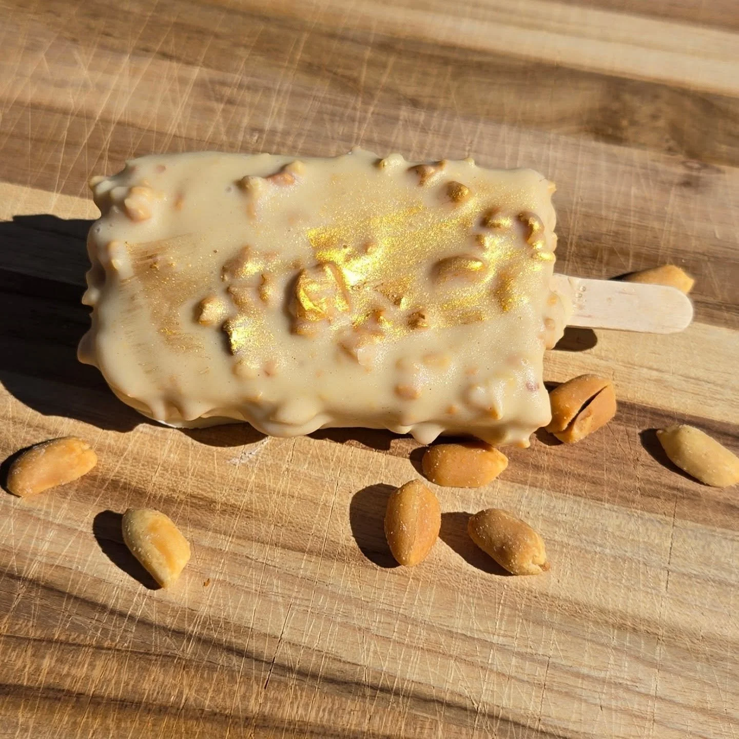 Our Peanut Brittle Bar is to die for if you're a peanut butter fan. 
-candied peanuts folded into 
-a caramel custard
-dipped into a peanut butter chocolate 
-with a pretty gold swoosh

#icecreambar #icecream #peanutbutter