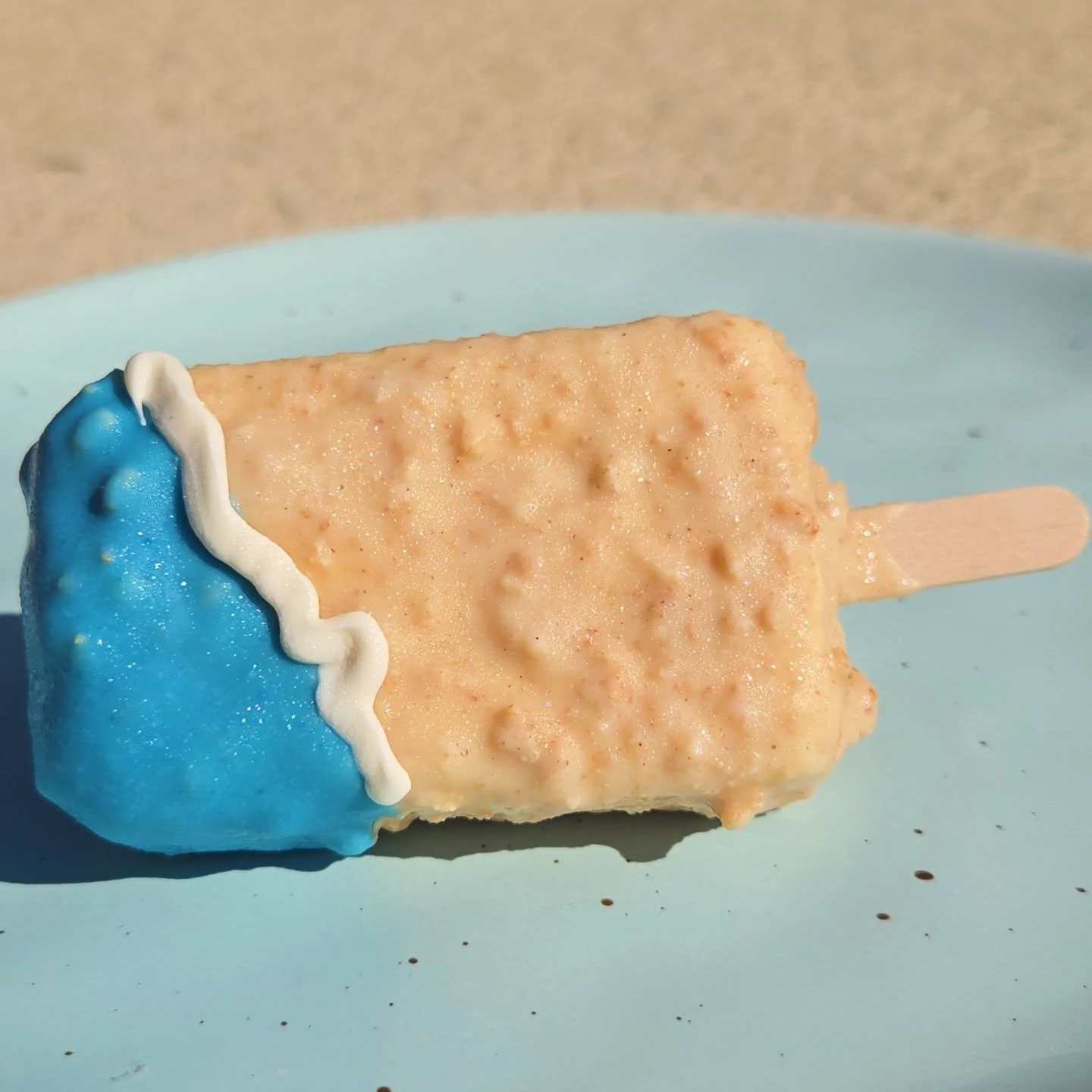 We're a Florida based company so we have to go for a Floridian classic - Key Lime Pie!!!!
-tart key lime custard
-dipped in graham chocolate 'sand' 
-with citrus chocolate 'water' 

#icecreambar #icecream #keylimepie #floridabeaches