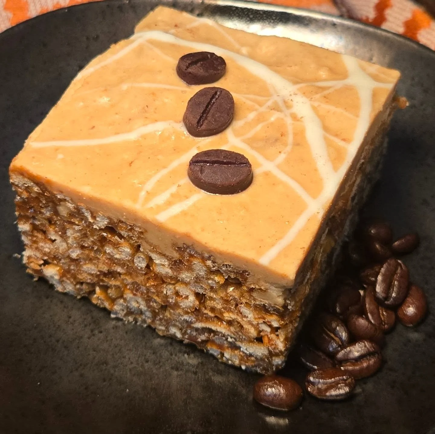 We have an unhealthy love for coffee here at Ginger Panda and this Brown Sugar Espresso rice krispy treat does not disappoint!
-brown sugar espresso marshmallow
-folded with rice krispies and golden crisps
-topped with cookie butter chocolate 
-and m