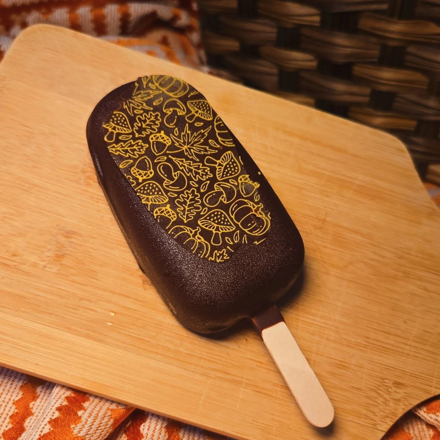 Our Pumpkin Nutella ice cream bar is a seasonal must-have! 
-spiced pumpkin custard 
-filled with nutella 
-dipped in cinnamon dark chocolate

#icecream #pumpkin #nutella