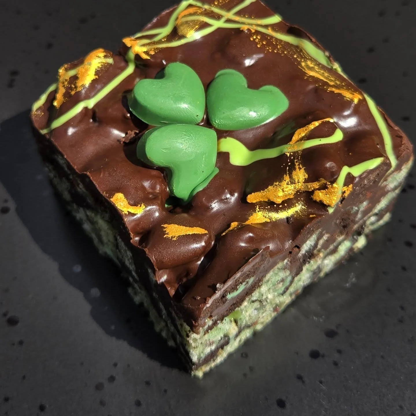 Back again by request, we're brought the Oreo Mint in for the month of March! 

- rice krispies, mint oreo, and cocoa nibs
- folded into mint marshmallow with
- a dark chocolate oreo top and
- a fun shamrock with gold

#ricekrispytreats #mint #oreo #