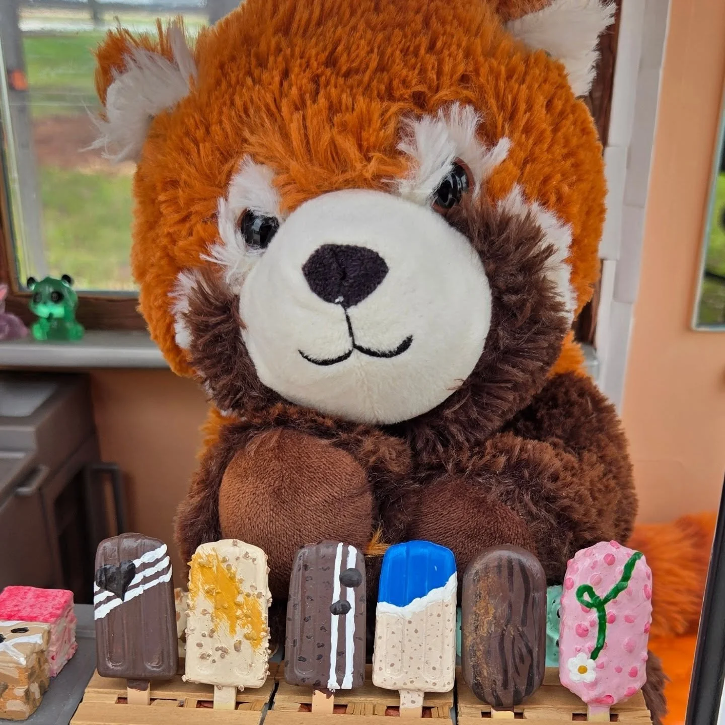 Ginger&rsquo;s friendly reminder that, though you can&rsquo;t buy happiness, you can buy ice cream. Which makes you happy. And makes her happy. Everyone ends up happy. So&hellip; you can buy happiness.

#icecreambar #miniatures #happiness #redpanda #
