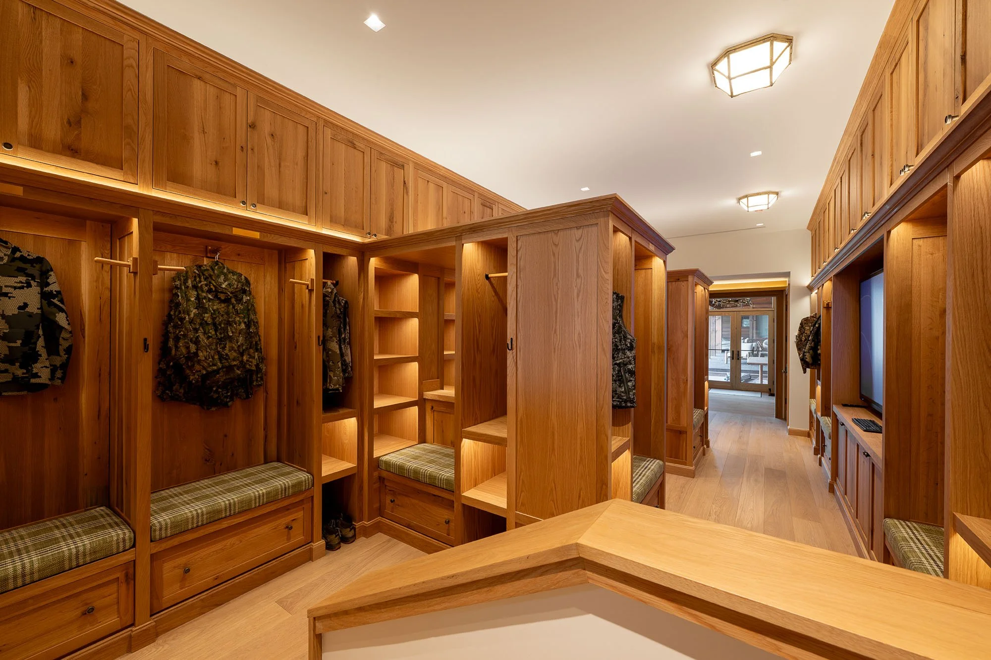 8150 Cabinets Kitchen Bath and Walk-in Closet Images-8.jpg