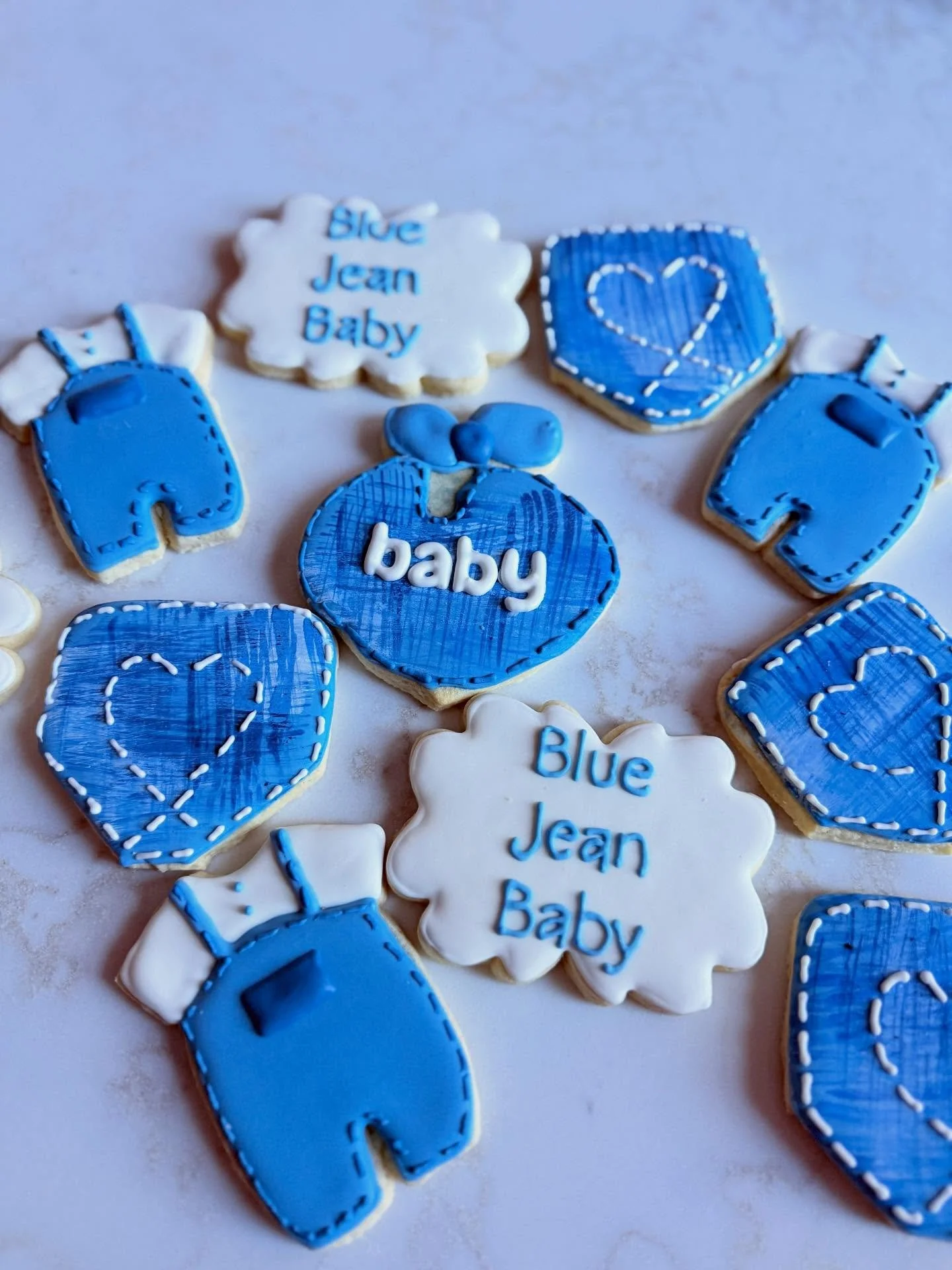 💙 👖Blue Jean Baby 👖 💙 
Such a fun theme and surprisingly challenging! The jean stitching took so long and well worth it for how adorable they came out. 
Can you believe I&rsquo;ve only been decorating cookies since January?! I&rsquo;m so thankful