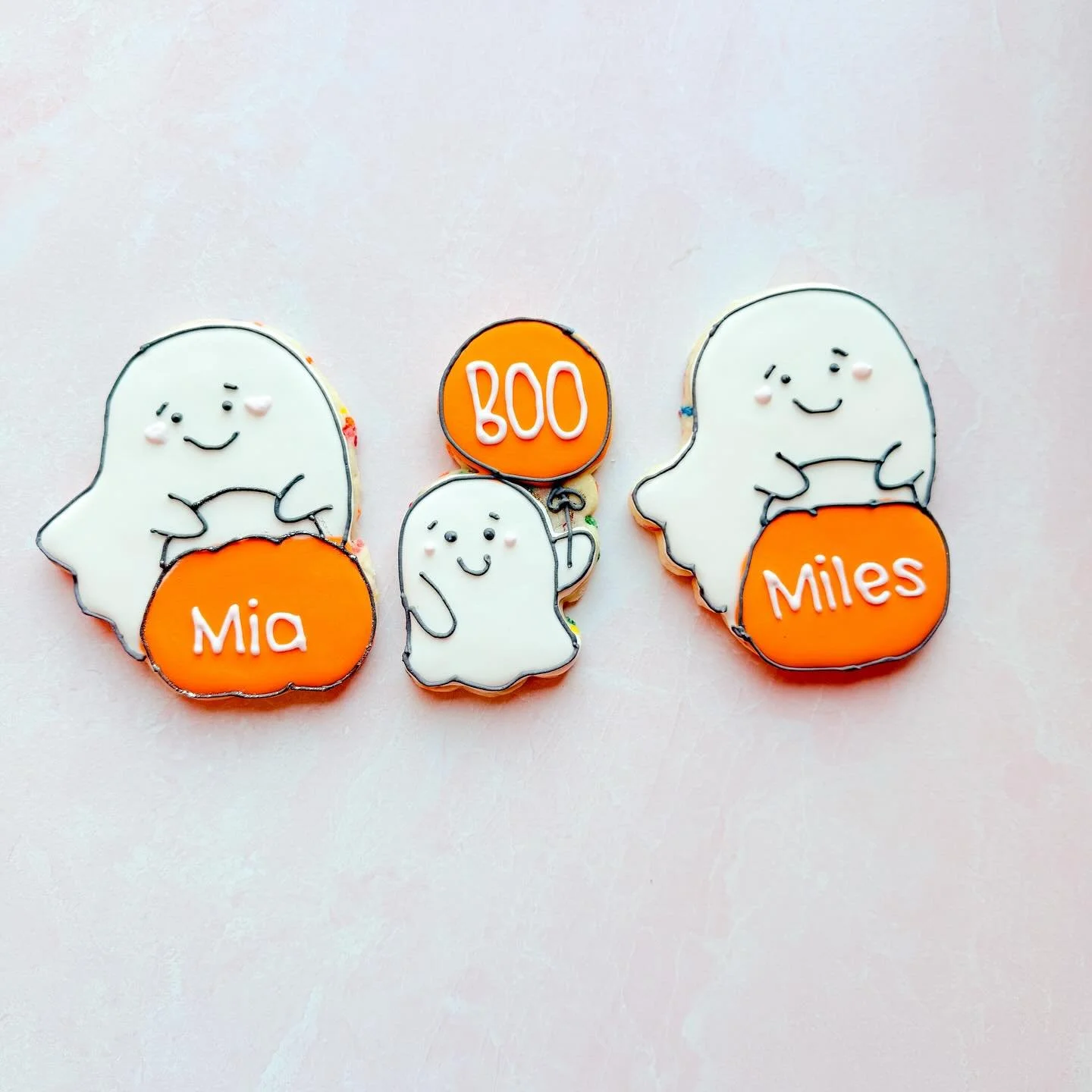 Creep it cute 👻🧡 
Happy Halloween 🧡🎃
PCG and the Halloween cats Tito 🐈and Ghostie 🐈&zwj;⬛