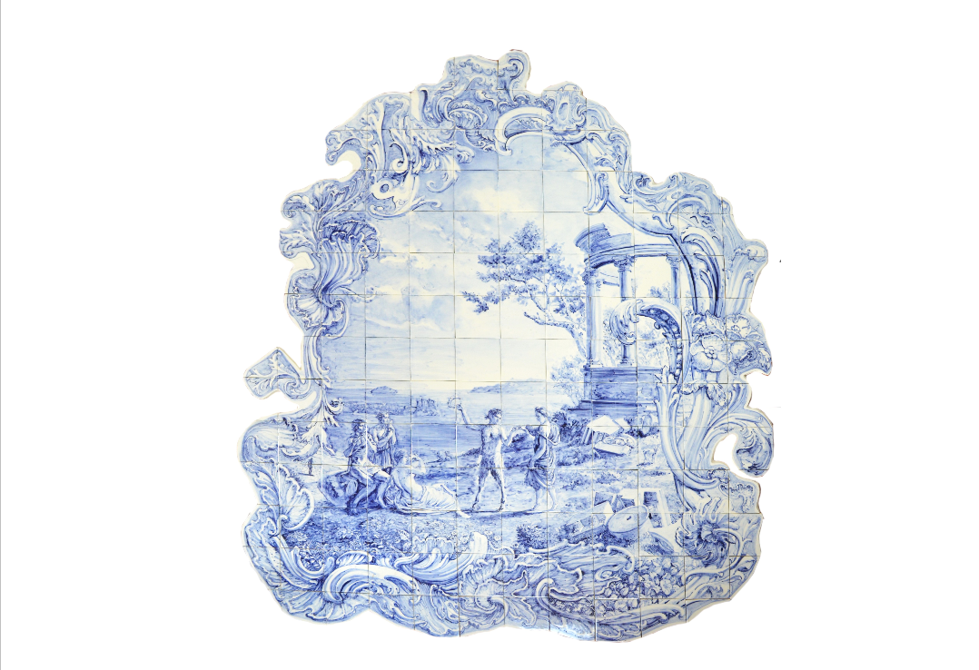 Carreaux en faïence bleue et blanche représentant une scène pastorale avec des figures humaines, un arbre et une architecture classique, entouré d'un cadre orné de motifs décoratifs, dans le style des azulejos.