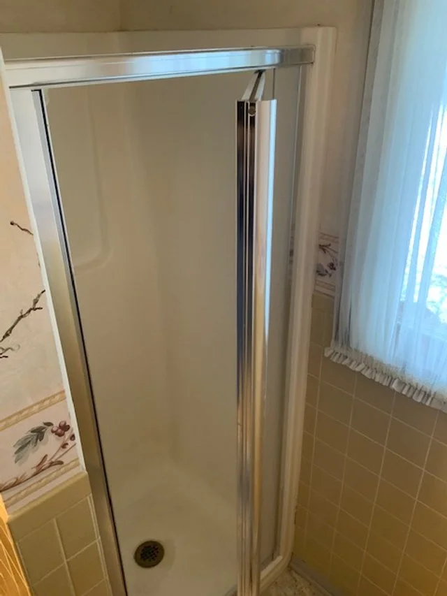 Walk-in shower of bathroom 1