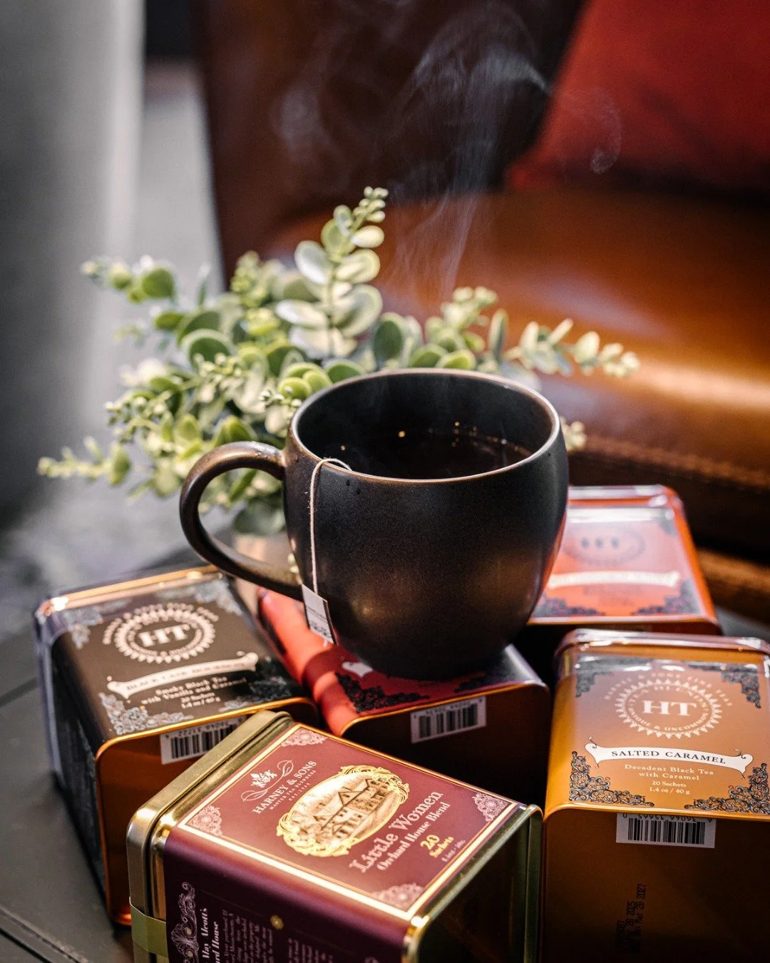 Orange Pekoe is a classic, satisfying blend of strong Assam (Malty) and smooth-liquor Ceylon (Citrus). A traditional staple in many households, John Harney always drank this tea whenever he needed a mellow, comforting cup. This is made from small, br
