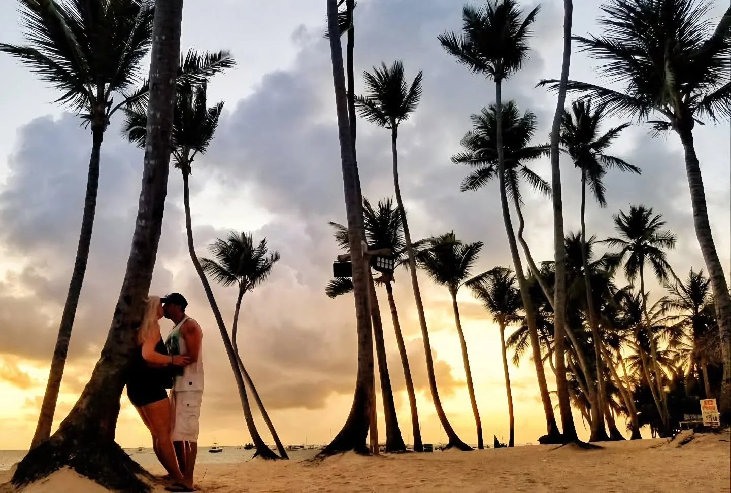 @sunsetsoundevents wants to wish everyone a happy valentines day. Make plans to go out and celebrate your relationship together to dance, nice restaurant or just to see a movie together. Just enjoy the day together. 

Have a tropical day.