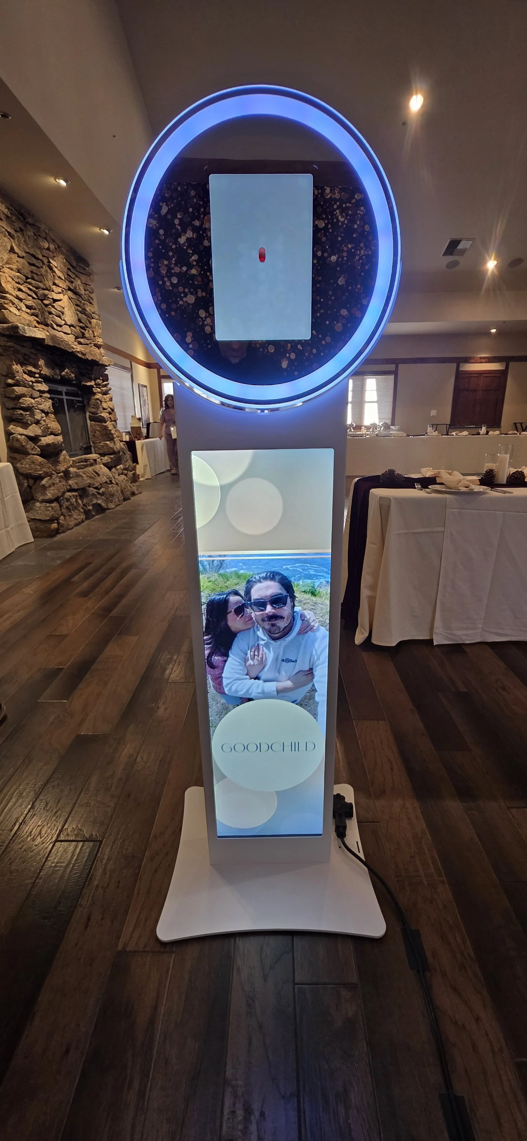 With Sunset Sound Events, we give your guests a way to create unforgettable memories with a fully customizable photo booth experience. The video screen can be tailored with your own graphics, colors, and text, making it perfectly on‑brand for wedding