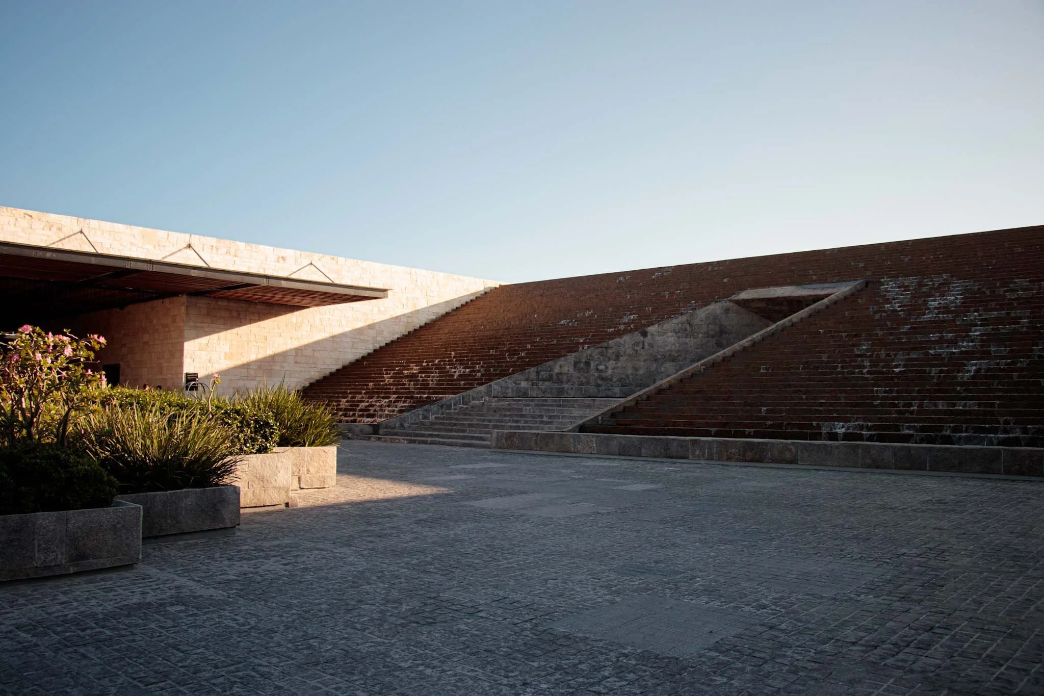 Fotografía de arquitectura de la entrada de un hotel ubicado en Quintana Roo, el diseño es contemporáneo con referencia a las pirámides mayas.