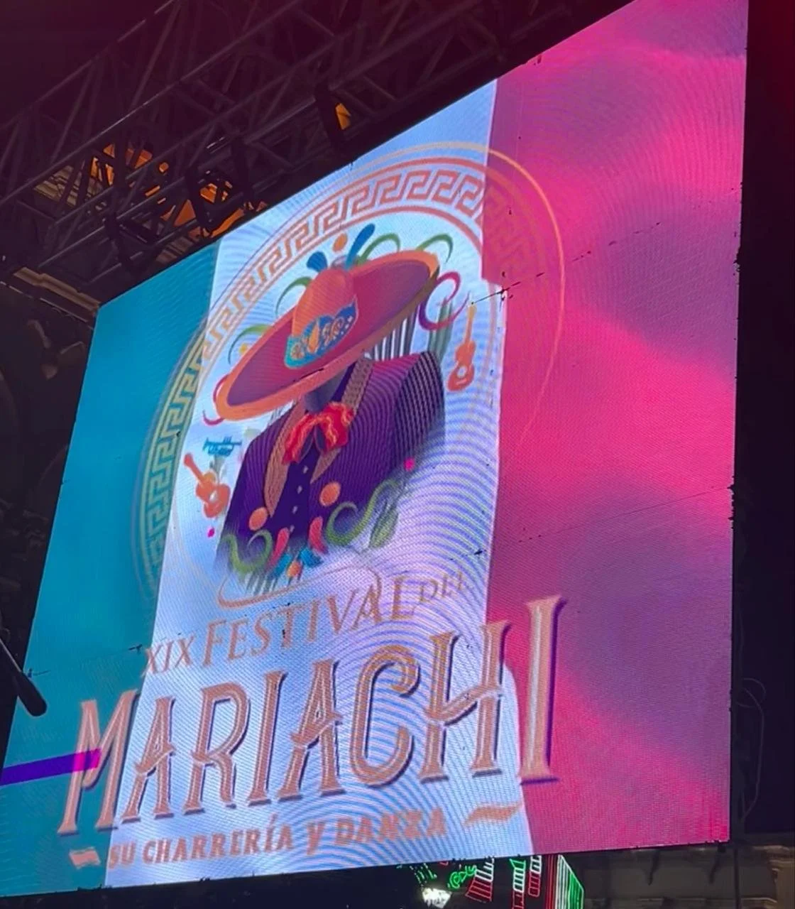 Cartel del Festival Mexicano Mariachi, con imagen de un mariachi con sombrero grande y guitarra, en colores brillantes y con letras en español.