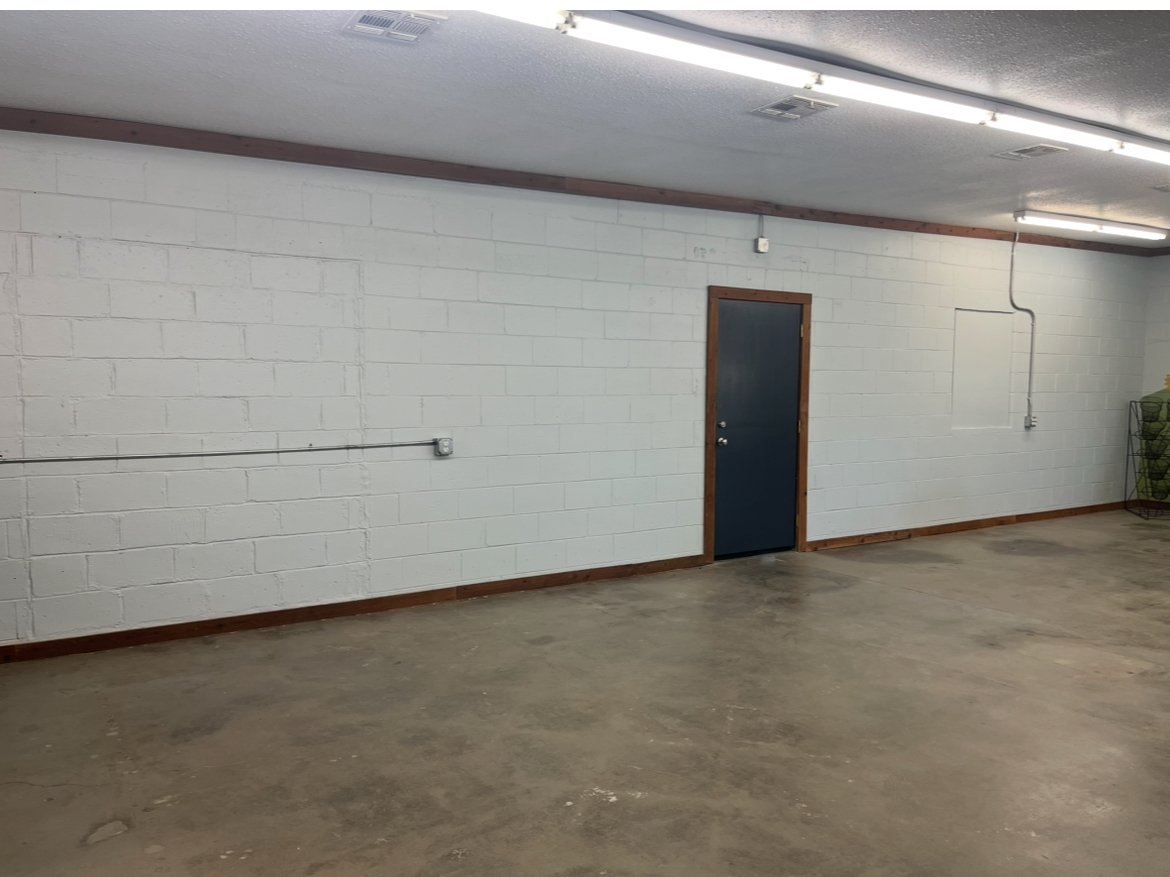 YOUR CANVAS COULD HANG HERE!