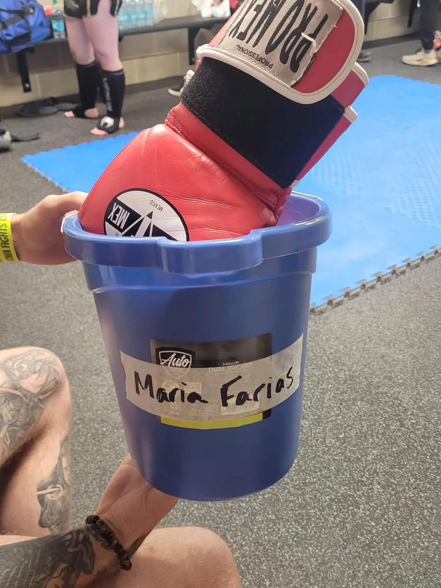 Soooooo...... got in a fight 😤 💪🏾

Tonight I got to check another thing off my bucket  list.I took on a Kickboxing fight and it happened today!!!!! Been training on and off for a few years but had a fight camp of 10 week, we're I locked in on my n