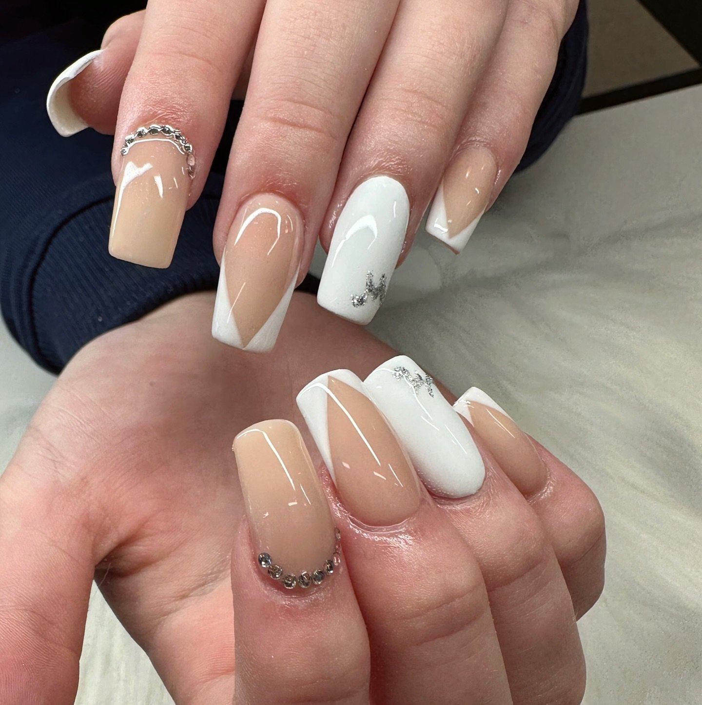Clean, classy, and just a little bit extra ✨🤍 
Soft nudes + crisp whites with a touch of sparkle&hellip; because minimal doesn&rsquo;t have to be boring 💅🏼 
.
.
.

#Rockabellabeauty #Perthbeautysalon
#perthnails #nailartinspo
#Australianailtech
Na