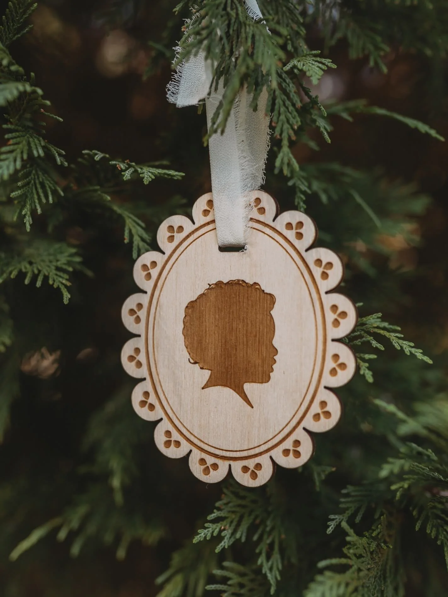 I love having little pieces of their childhood tucked into our holiday traditions. A small reminder of how quickly they&rsquo;re growing.

#silhouetteornament #heirloomkeepsake #holidaymemories #childhoodkeepsake #personalizedornament #customsilhouet