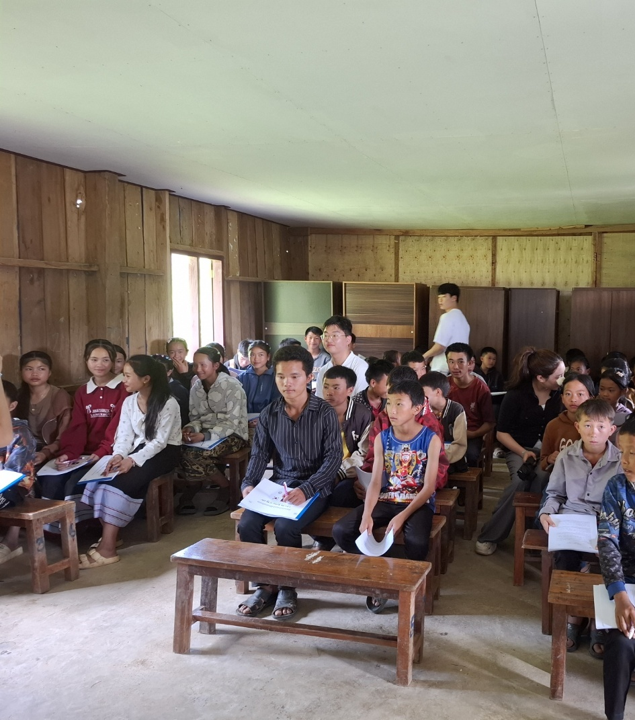 교재를 받아든 학생들