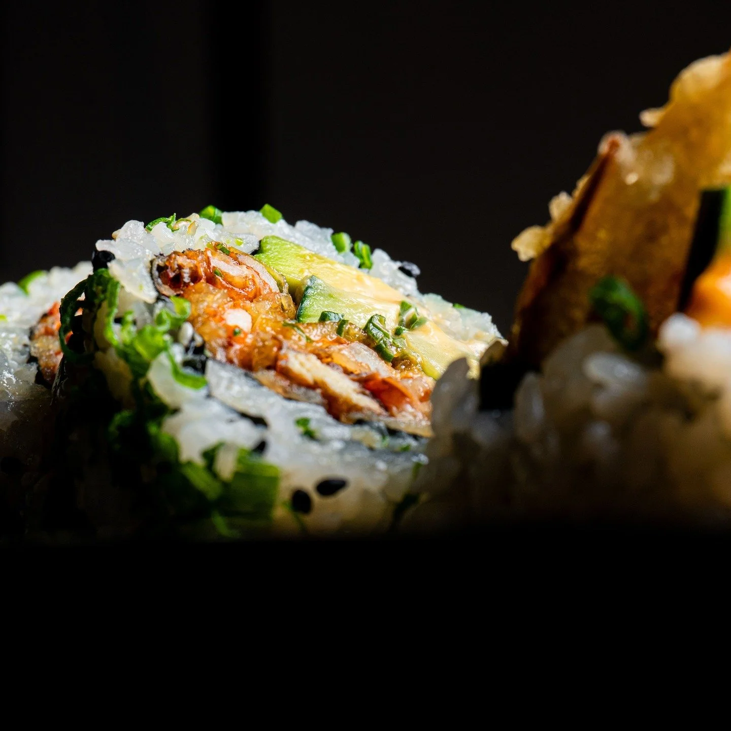 Dive into this soft-shell crab roll, crunchy tempura crab, cool cucumber, and velvety avocado, all brought together with our house miso sauce, fresh green onion, and toasted sesame. Pure umami every bite.

📸 @jessecudworth 

#fivesensesnapa #fivesen