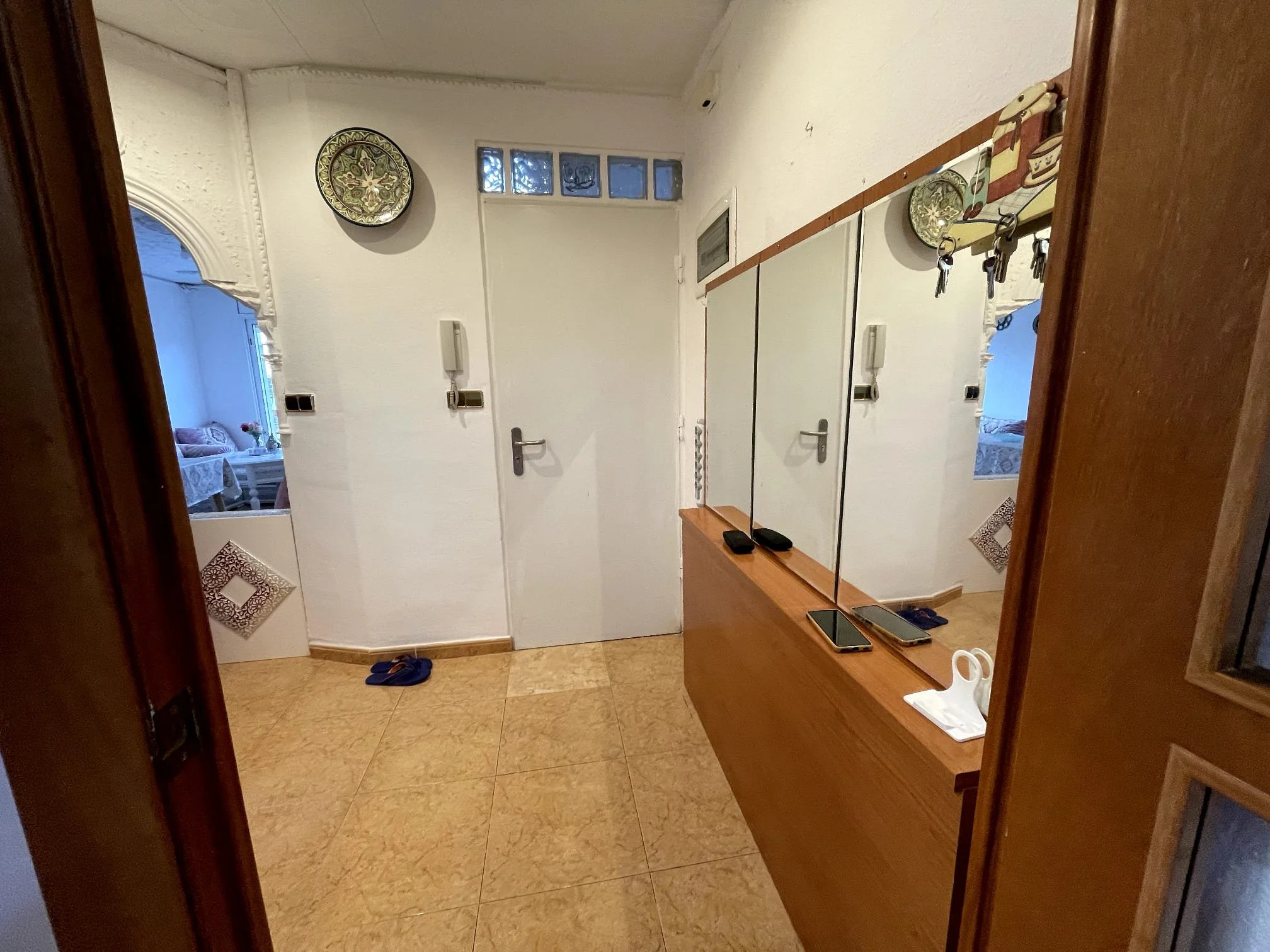 Pasillo en el recibidor del piso en venta, centro de Calella, 5 minutos del mar, Costa Maresme.