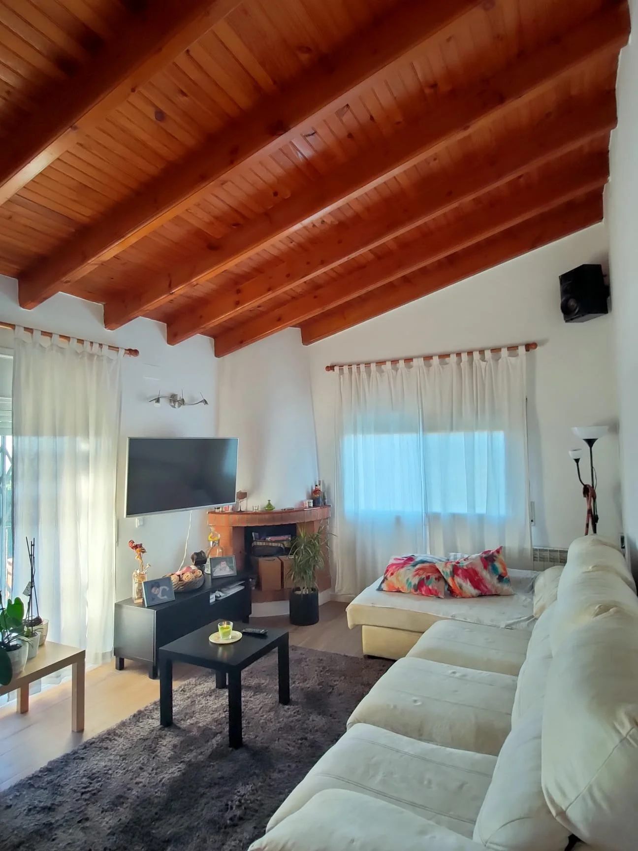 Sala de estar en una casa con piscina en Girona, casa para vivir en entorno tranquilo, vistas a la montaña. Casa en Girona.