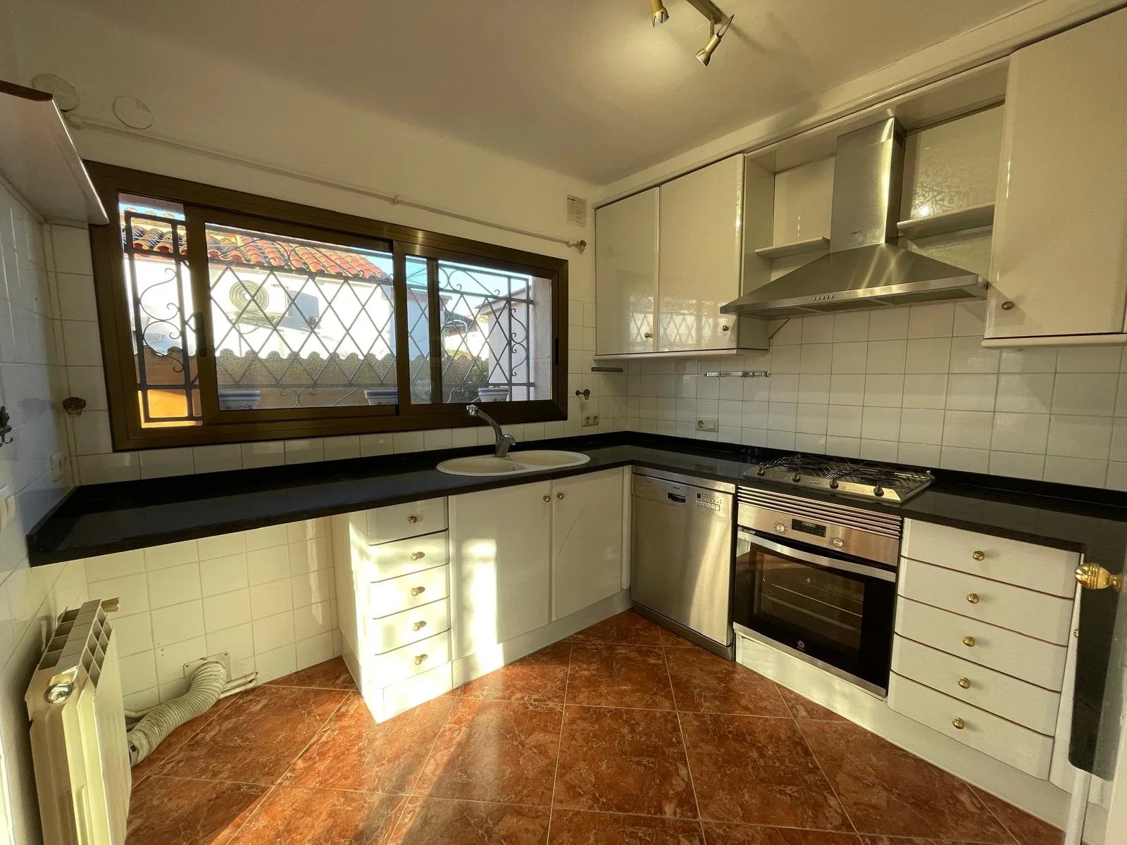 Cocina en la casa en venta en Pinea de mar.