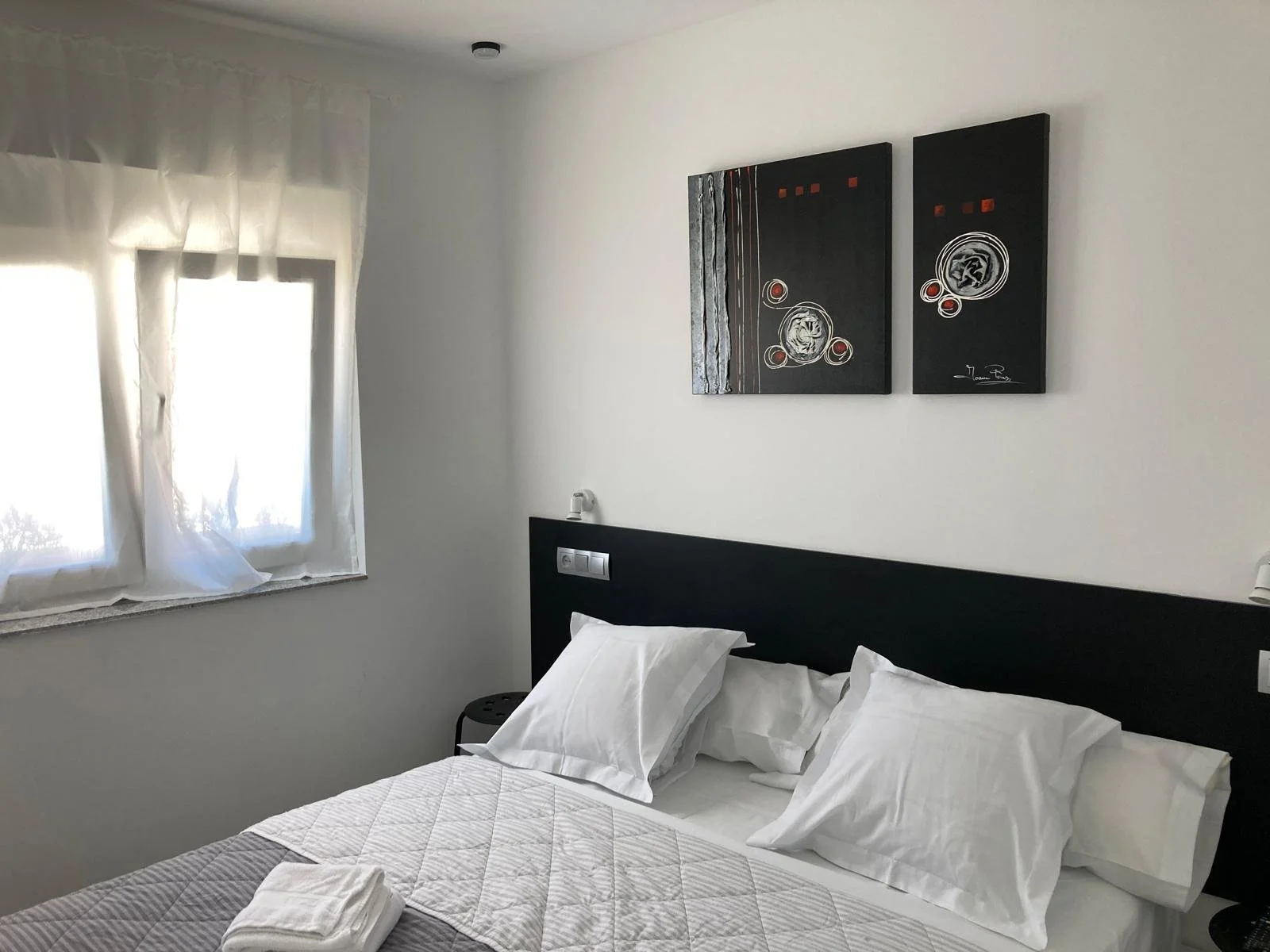 Habitacion en una casa convertida en los apartamentos turísticos  en la Costa de Barcelona.