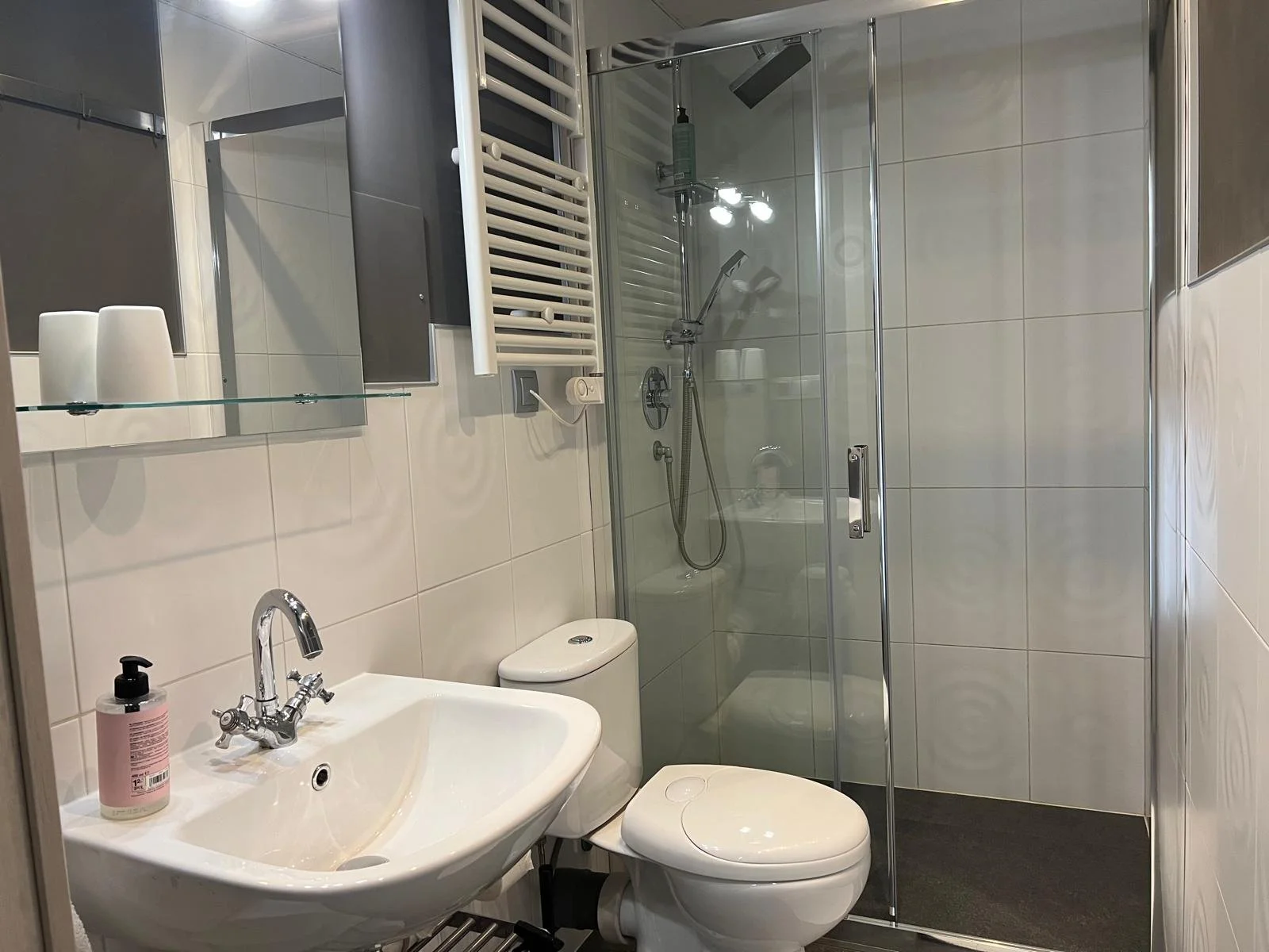 Baño en la casa , centro de Pineda de mar, costa de Barcelona.