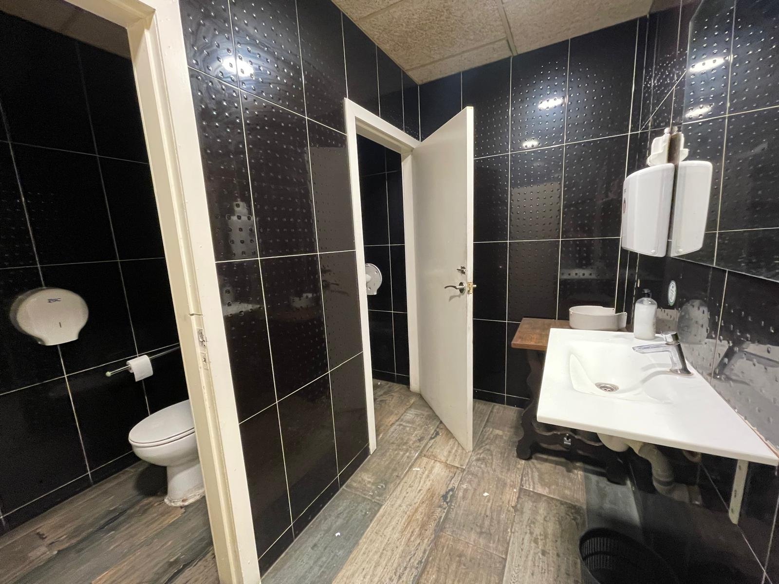 Baño en un bar, negocio en pleno funcionamiento, local en Calella.