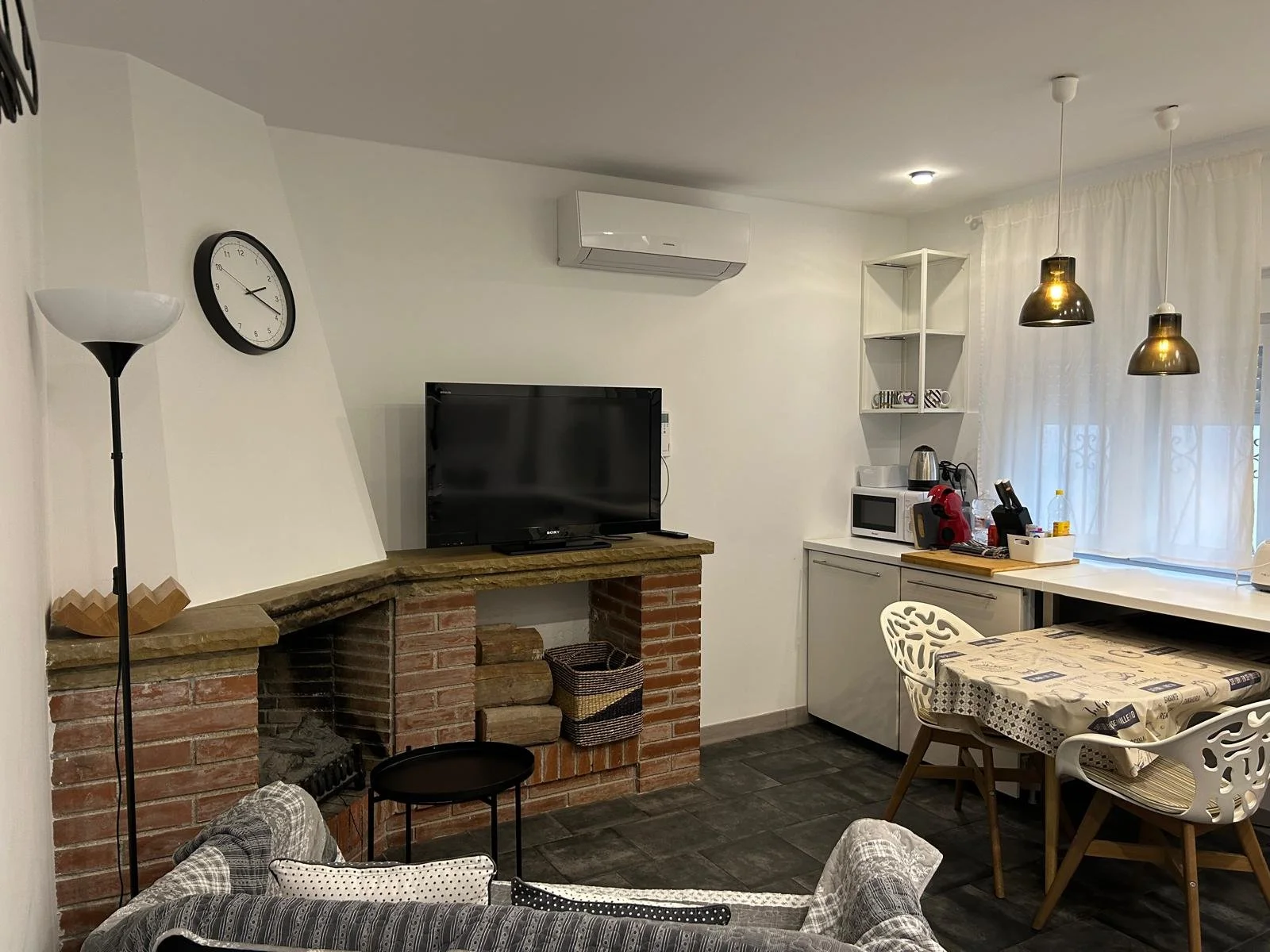 Sala con chimenea en los apartamentos turísticos, venta de la casa en Pineda de mar, inmuebles en Barcelona, compra y venta.