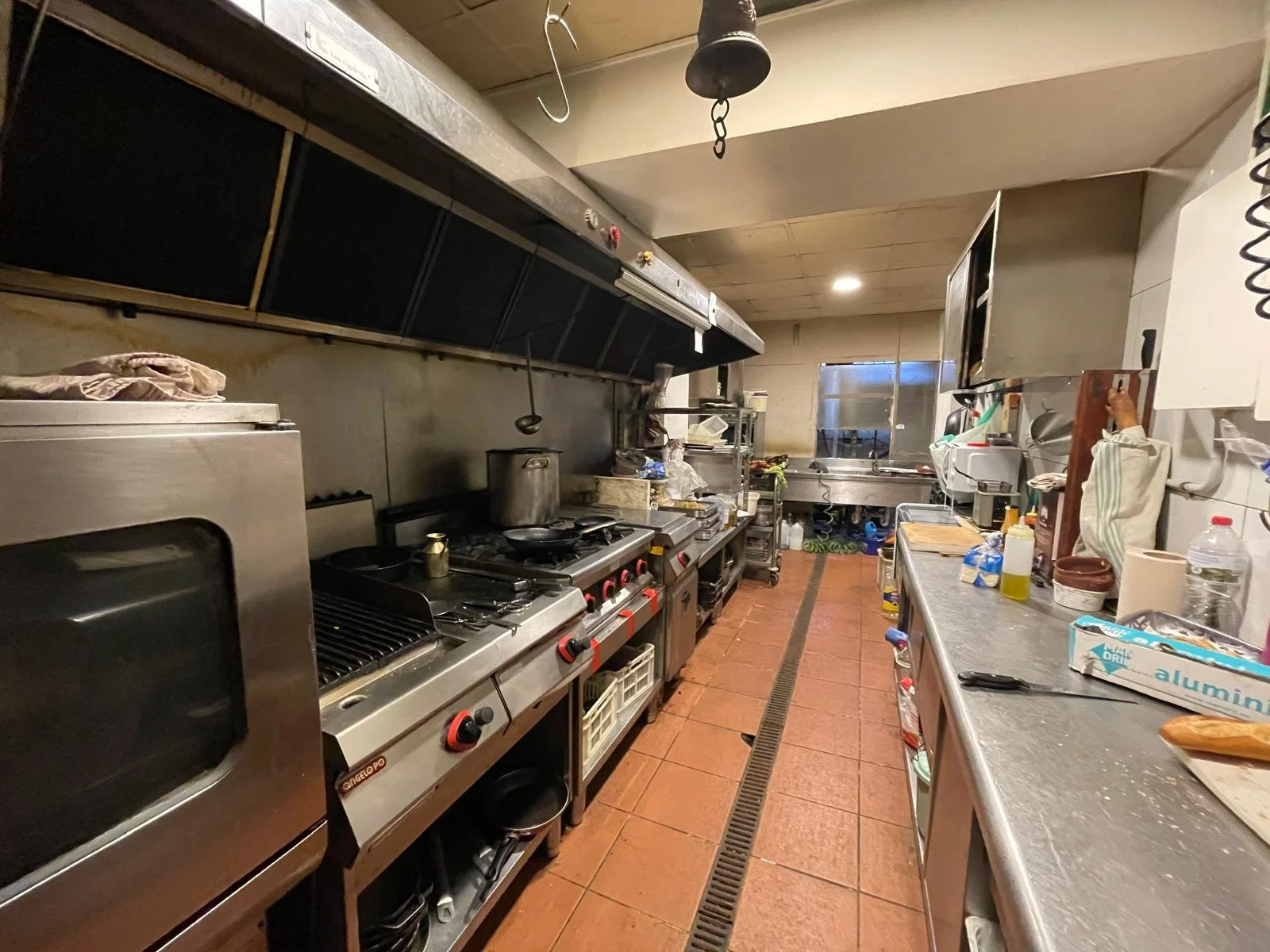 Cocina industrial en un bar en Pine de mar, negocio en Barcelona.