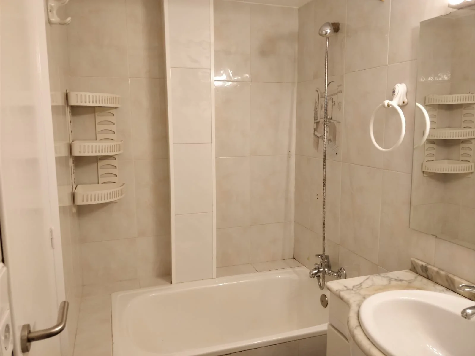 Baño, piso en Badalona, Barcelona.