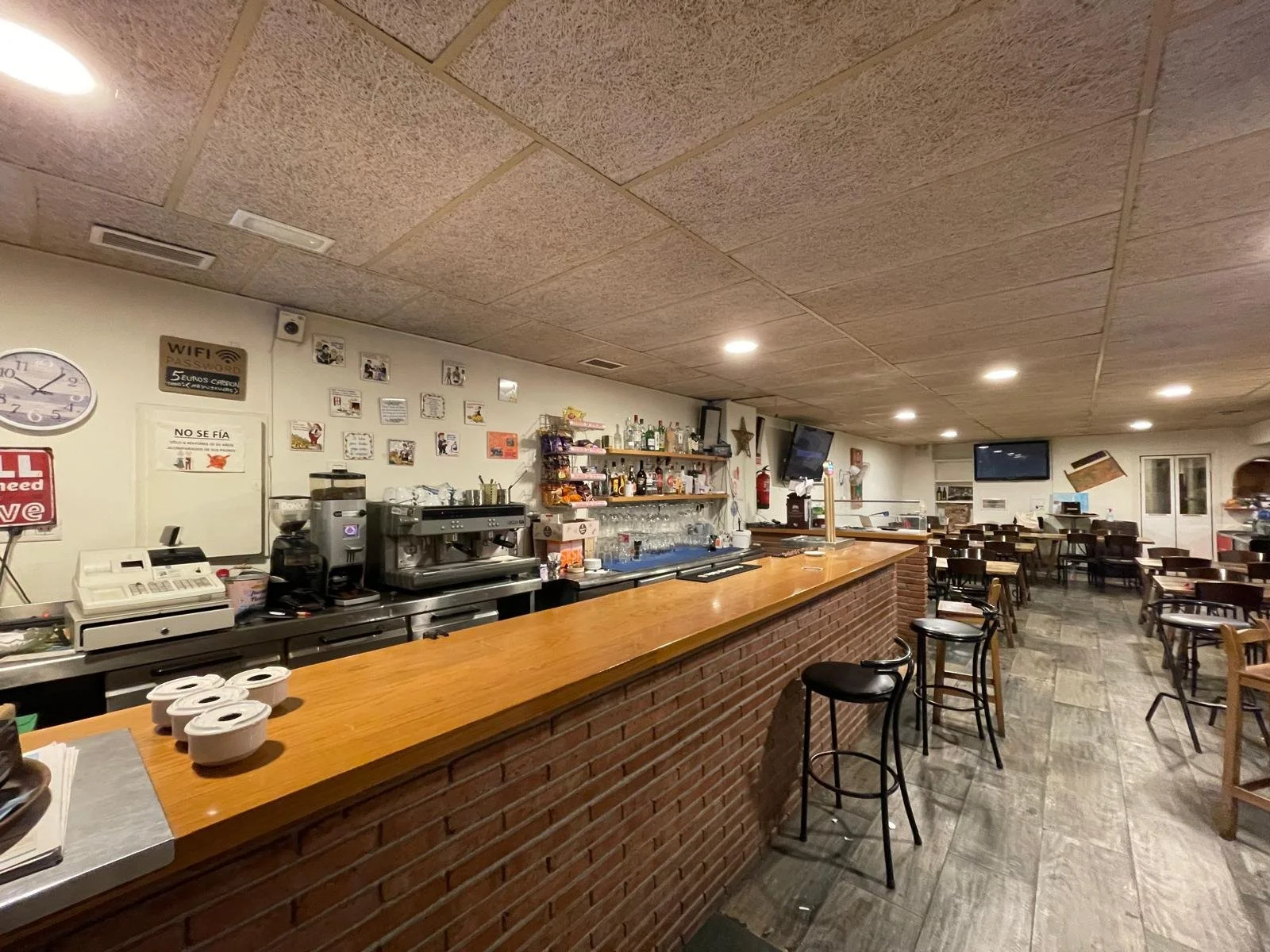 Interior de un restaurante con barra de madera en Pineda de mar.