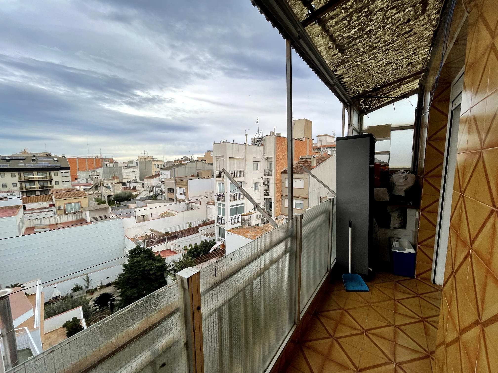 Balcón en el piso en el centro de Calella, cerca de Barcelona.