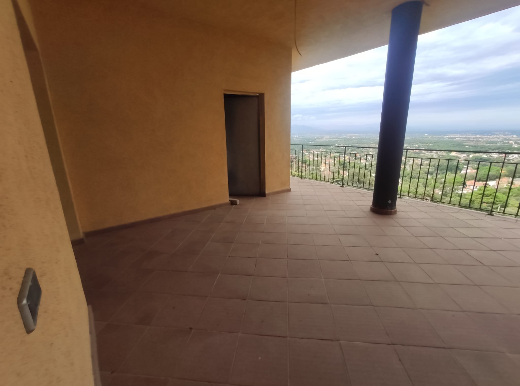 Vistas desde la terraza en la casa, propiedad en España, Girona.