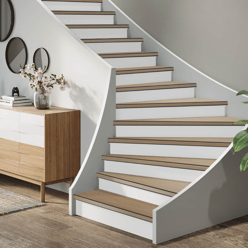 Moderne binnentrap met houten treden en witte zijpanelen in een interieur met houten vloer en een dressoir met decoratieve items.