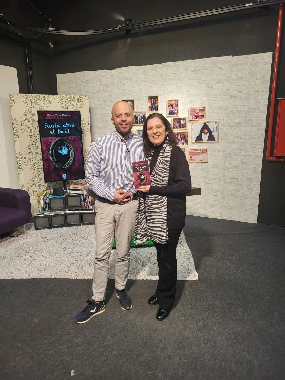 hombre y mujer sonrien ante las camaras