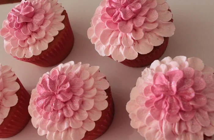 Piped Flowers - Hand piped flowers, these are so much fun for any occasion, and really have a WOW factor to them!
