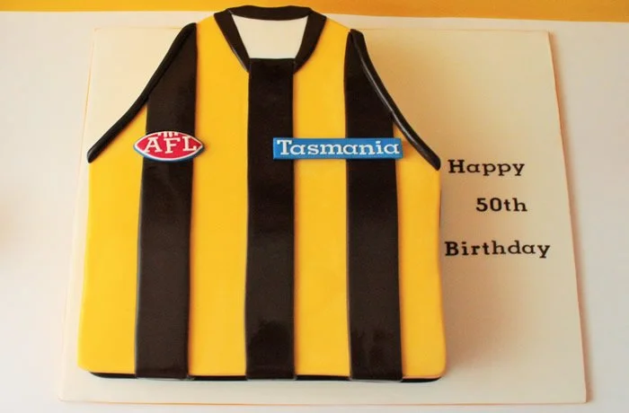 Football Jumper - Do you love your team or do you know someone who is mad for their footy team? Perfect for any football fanatic! (This cake can be created with any sporting team).