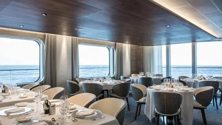313CHARCOT-TRI21-100449_Shooting-Deco_CDT-Charcot_Restaurant-Gastronomique-PONANT-Gilles-Trillard.jpeg