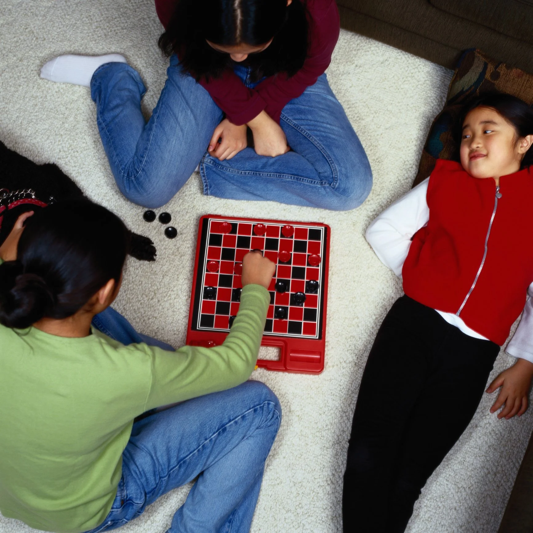 kids playing checkers after social skills group in South Jersey near Philadelphia