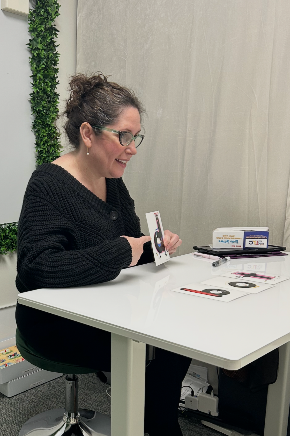 Speech therapist Ellen providing reading and literacy therapy for kids at Cheerful Chatter in Haddonfield NJ