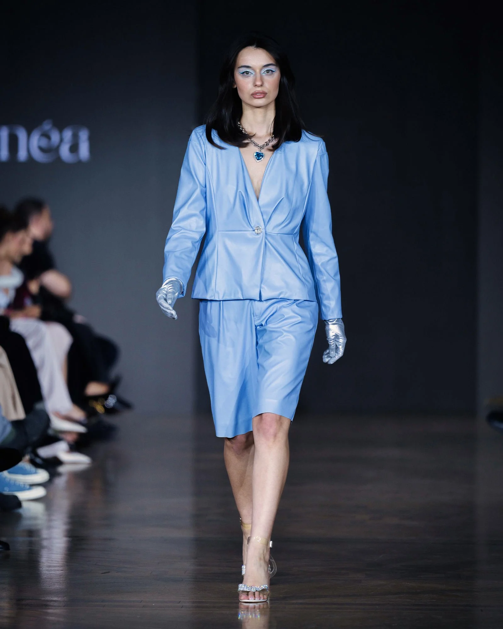 LOOK 19