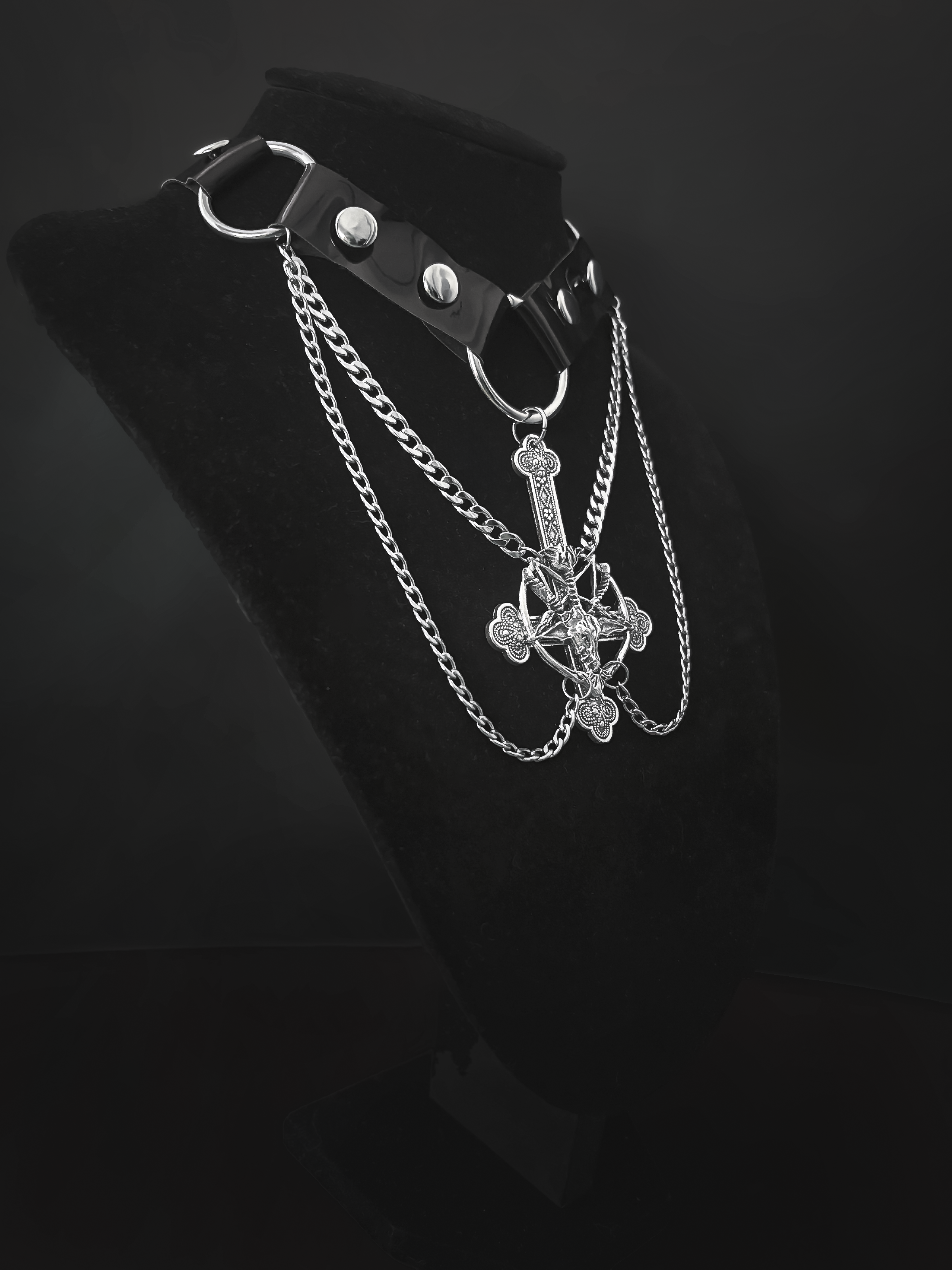 Lucifera choker in red patent faux leather featuring silver metal hardware and an ornate Baphomet pendant – handcrafted gothic necklace for edgy nightwear looks.