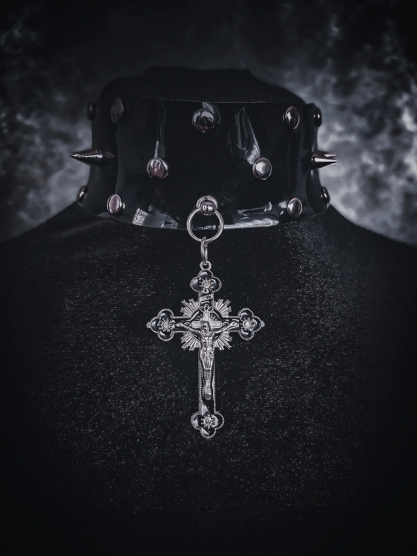 handmade vegan leather choker collar with small shiny crusifix