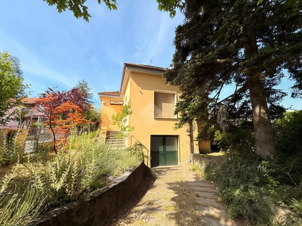 Giardino e garage - Villa Signora Salice Terme