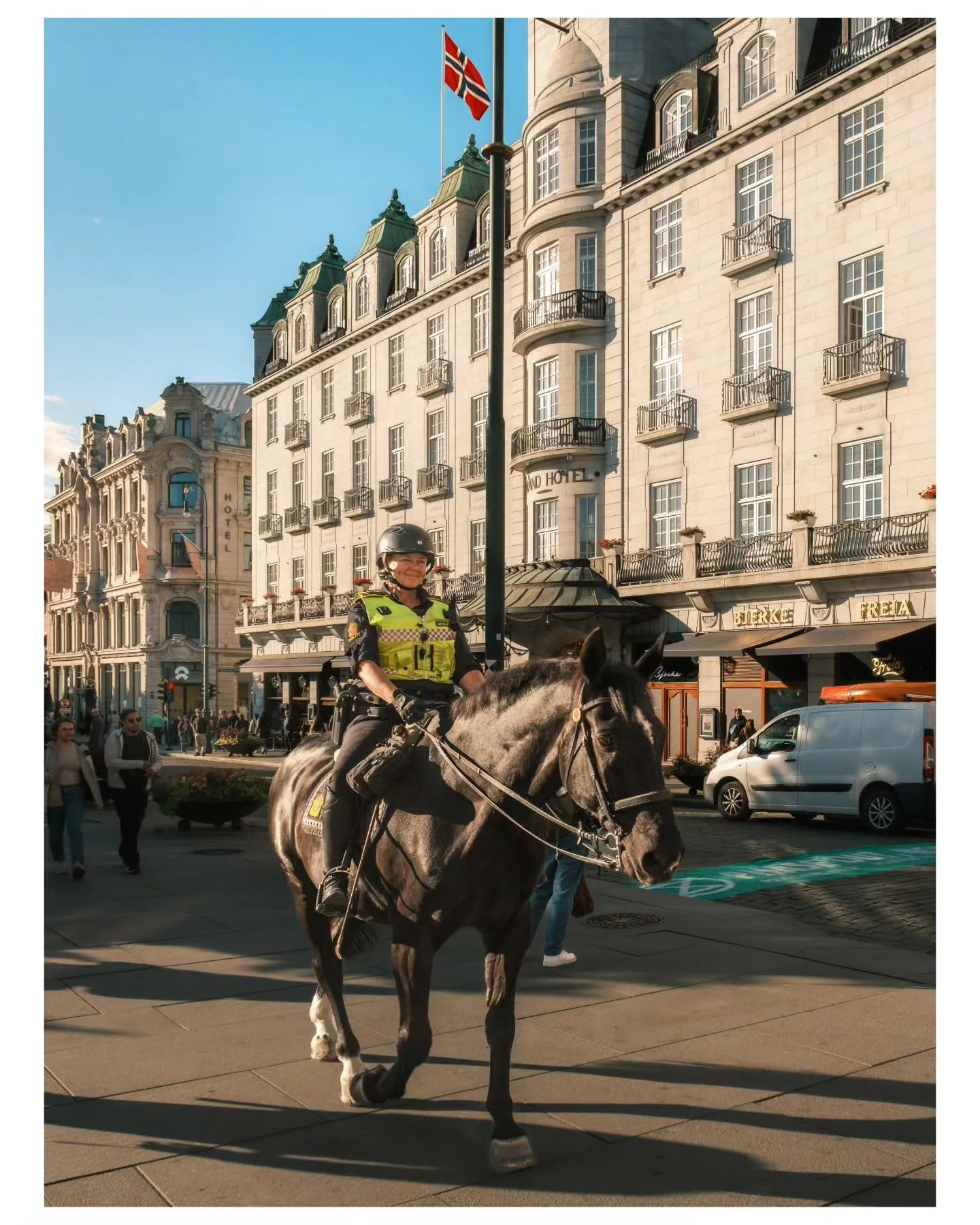 Blide og dyktige politibetjenter som skaper trygghet i byen 🙌🇳🇴 Vi nordmenn er heldige som har et politi med s&aring; h&oslash;y kompetanse og kvalitet &ndash; det er noe &aring; v&aelig;re stolte av!

Tok disse bildene av Oslo-politiet ( @politie