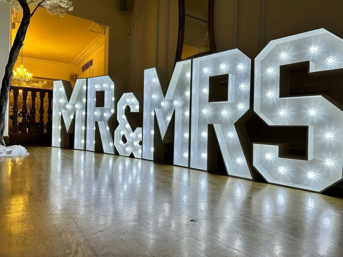 Introducing our 4ft Light up Mr &amp; Mrs ✨

A perfect addition to your wedding day or evening reception 🤍

Bookings available for 2026 &amp; 2027 🥂
Hires starting from &pound;140.00 💍

Mr &amp; Mr and Mrs &amp; Mrs also available 
Send us a DM or