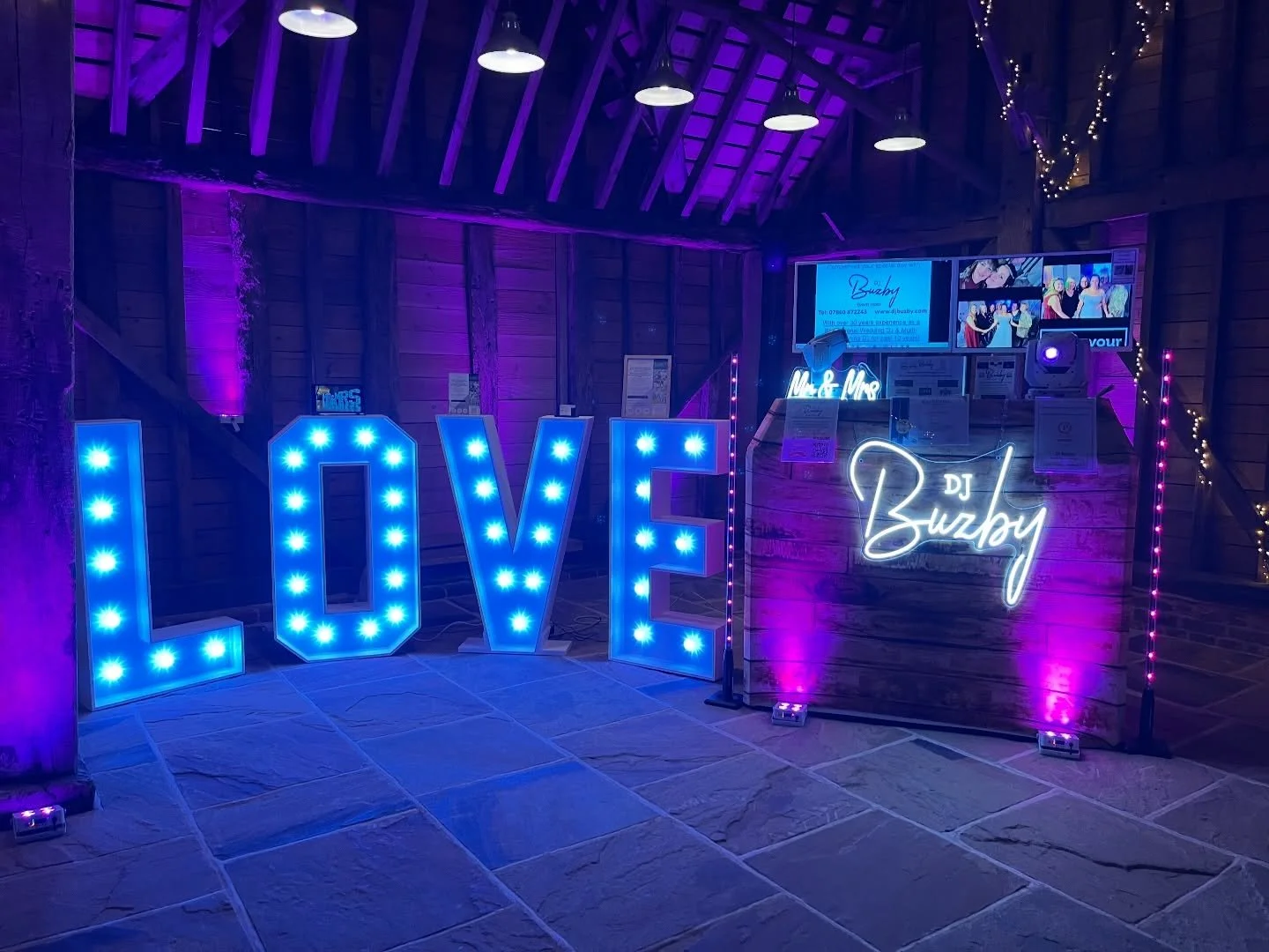 How cool is this set-up with @djbuzby 🤩

Helping bring the party vibes to your wedding! 🥳

#wedding #essex #makeitspecial #weddingidea #weddingdecor
